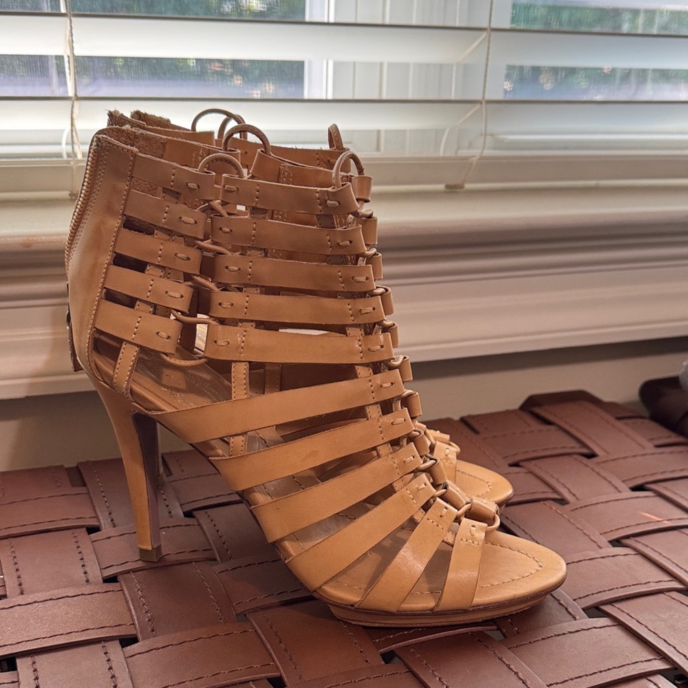 Elie Tahari Tan Heels size 39.5